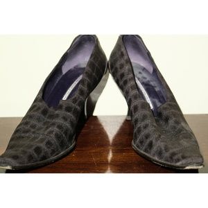 Donald J Pliner  Pump Pointed Toe